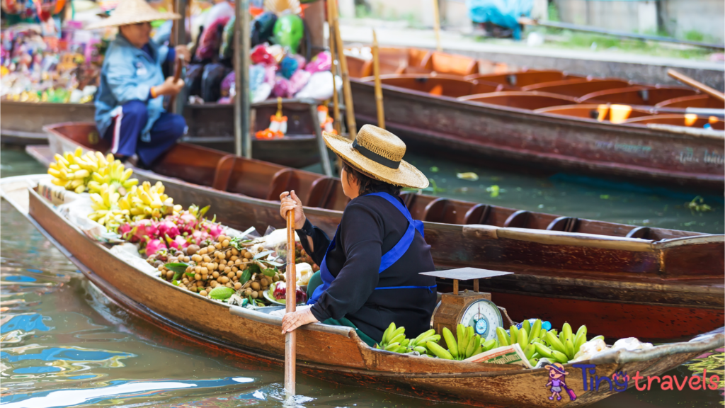 Traditional Floating Market in Damnoen Saduak near Bangkok. 