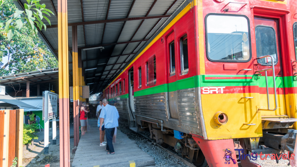 MAEKLONG, THAILAND - DECEMBER 15, 2019: the Famous Railway Marke⁠t