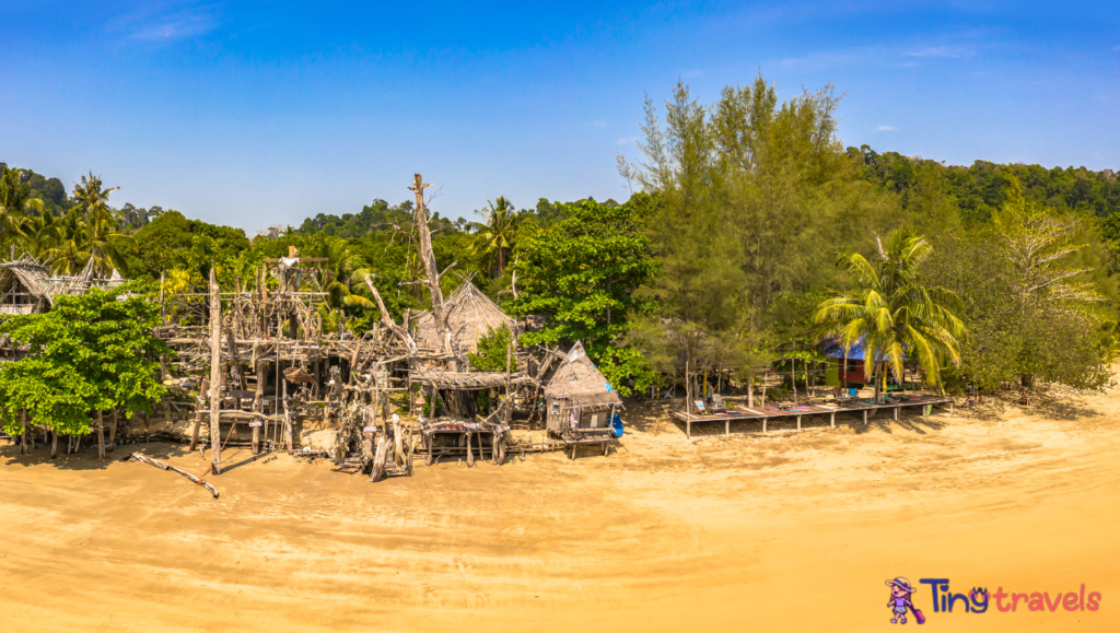 the old wood bar in Haven beach Buffalo gulf Koh Phayam⁠